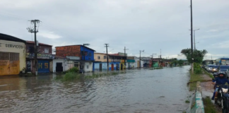 Chuva deixa alagamentos; rio transborda e causa transtornos na Grande Fortaleza; vídeo