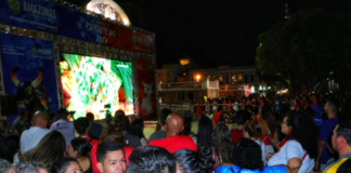 Mais de 1,5 mil torcedores lotam Largo de São Sebastião na transmissão da 1ª noite do Festival de Parintins