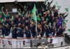 Paris 2024: Brasil desfila com 50 atletas e mostra animação no rio Sena
