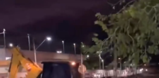 Homem sai de balada, entra em escavadeira e destrói veículos; VEJA VIDEO