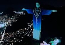 Cristo Redentor é iluminado com paletó e microfone em homenagem a Silvio Santos
