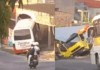 “LADEIRA DA MORTE”: Micro-ônibus desgovernado invade garagem; caminhão de acidente anterior continua no local; VÍDEO