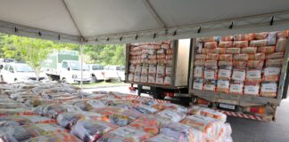 Governador Wilson Lima entrega mais de 200 toneladas de alimentos para pescadores afetados pela estiagem no Amazonas