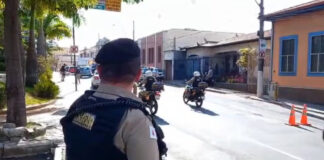 Motociclista tenta fugir de blitz e leva paulada de policiais; Veja o vídeo
