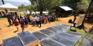 Wilson Lima entrega placas de energia solar para comunidades turísticas em Novo Airão-AM