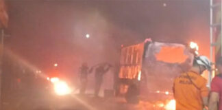 Ônibus de transporte particular pega fogo em rua do bairro Japiim; veja os vídeos