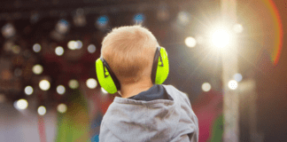 Empresário distribui abafadores para crianças autistas em Manaus; VÍDEO