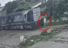 Vídeo flagra momento em que idoso de 78 anos é atropelado por trem e sobrevive