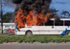 Ônibus é engolido em incêndio em Manaus