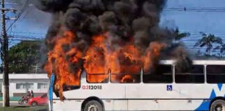 Ônibus é engolido em incêndio em Manaus
