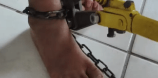 Mulher é detida após acorrentar filho de 5 anos a uma cama