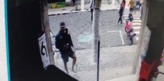 Homem é flagrado roubando celulares em loja na Avenida Getúlio Vargas, em Manaus