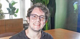 Theo Fellows questiona ‘Existe uma filosofia Amazônica?’, em ‘Roda de Conversa’, na Valer Teatro