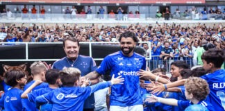 Gabigol é apresentado pelo Cruzeiro em um Mineirão lotado