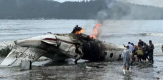 Avião de pequeno porte cai em praia de Ubatuba