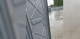 Após festas na Ponta Negra, homem é flagrado dormindo em banheiro químico; veja o vídeo