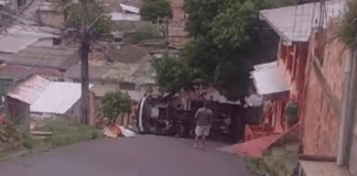 Motorista fica ferido após caminhão de lixo tombar em ladeira em Manaus