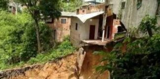 Barranco desliza e destrói duas casas no bairro Mauazinho, em Manaus