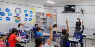 Governo anuncia Bolsa de R$ 2,1 mil e concurso anual para professores