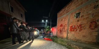 Jovem de 23 anos é executado a tiros no Jorge Teixeira por criminosos em carro