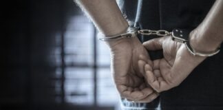 Homem é preso por agredir esposa e atacar policiais com faca no Centro de Manaus