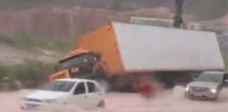 Carreta tomba na Avenida Torquato Tapajós durante temporal intenso