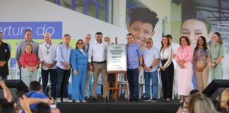 Governador Wilson Lima abre ano letivo da capital com lançamento de projeto para inserir estudantes no mercado de trabalho