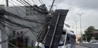 Micro-ônibus bate em poste e causa apagão em bairro de Manaus