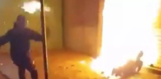 Jovem ateia fogo em morador de rua e transmite agressão ao vivo na internet