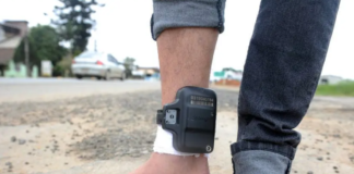 Homem arranca tornozeleira e arremessa no rosto da ex em Manaus