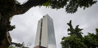 Governo do AM assina acordo para construção de moradias em antigo prédio da Receita Federal