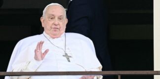 Papa Francisco faz primeira aparição pública neste domingo (23)