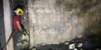 Vídeo: idosa é resgatada inconsciente de incêndio que destruiu casa em Manaus