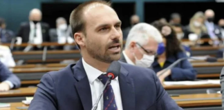 Eduardo Bolsonaro pede licença do cargo de deputado para viver nos EUA