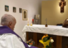 Vaticano revela foto do Papa Francisco celebrando missa no hospital após um mês de internação