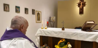 Vaticano revela foto do Papa Francisco celebrando missa no hospital após um mês de internação