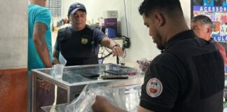 Dono de box é preso com celulares roubados em Manaus
