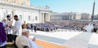 Papa faz aparição pública surpresa aos fiéis neste domingo (6/4)
