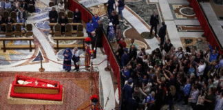 Basílica de São Pedro reabre e recebe fiéis no segundo dia de despedida do Papa Francisco