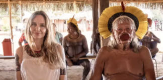 Angelina Jolie visita aldeia indígena no Xingu e se reúne com cacique Raoni