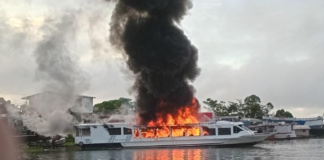 Embarcação é destruída por incêndio no porto de Anori, no interior do AM