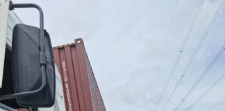 Caminhão trafegando com pneu furado é removido durante operação do Detran Amazonas