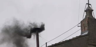 Primeiro dia da votação do Conclave termina com fumaça preta e Igreja segue sem papa