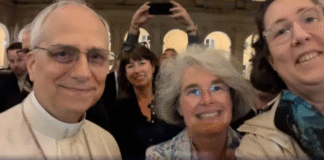 Papa Leão XIV aparece em primeiras selfies e dá autógrafos a fiéis