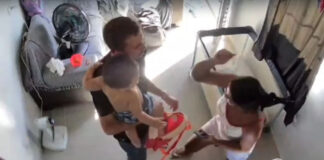 Homem é esfaqueado por ex-mulher com o filho nos braços