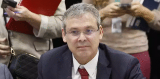 Líder do PT quer Bolsonaro monitorado por tornozeleira eletrônica após Zambelli sair do País