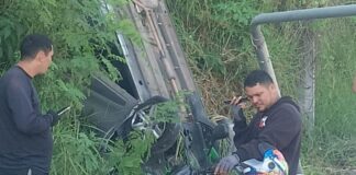 Carro capota e derruba placa de sinalização na Avenida das Torres em Manaus; veja vídeo