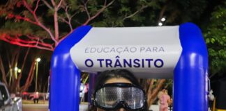 Detran-AM realiza ação educativa na Ponta Negra para conscientizar sobre os riscos no trânsito