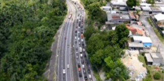 Tombamento de carreta em avenida de Manaus gera grande engarrafamento