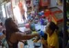 Criança gasta R$10 em mercadinho e mãe dá chinelada em atendente que realizou a venda